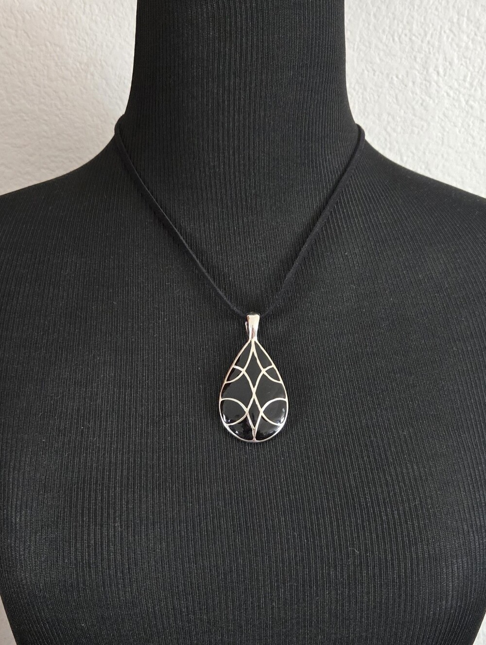 Vintage Lia Sophia "Artful" Teardrop Filigree Pendant Necklace